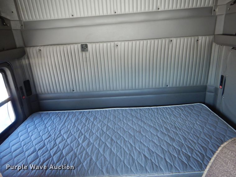 image for item DH6964 2015 Kenworth T660 semi truck