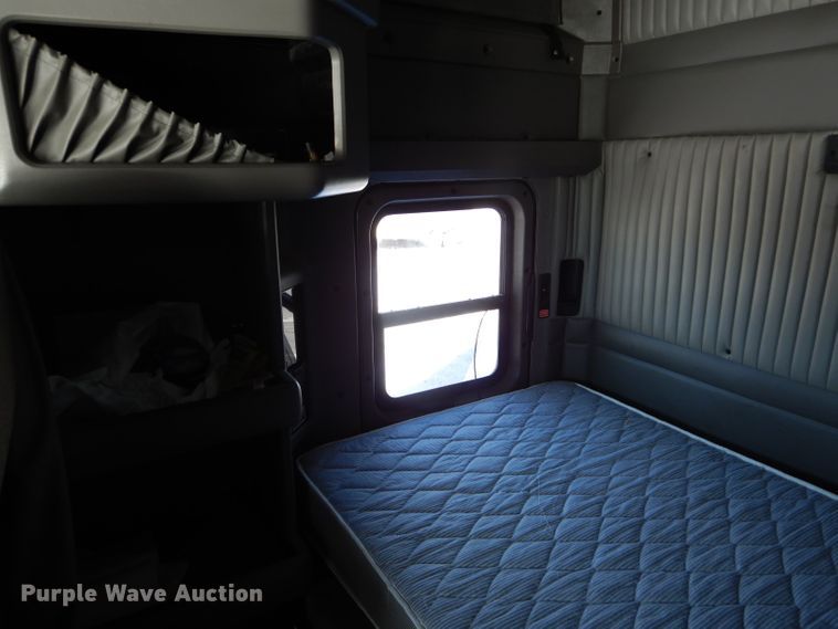 image for item DH6964 2015 Kenworth T660 semi truck