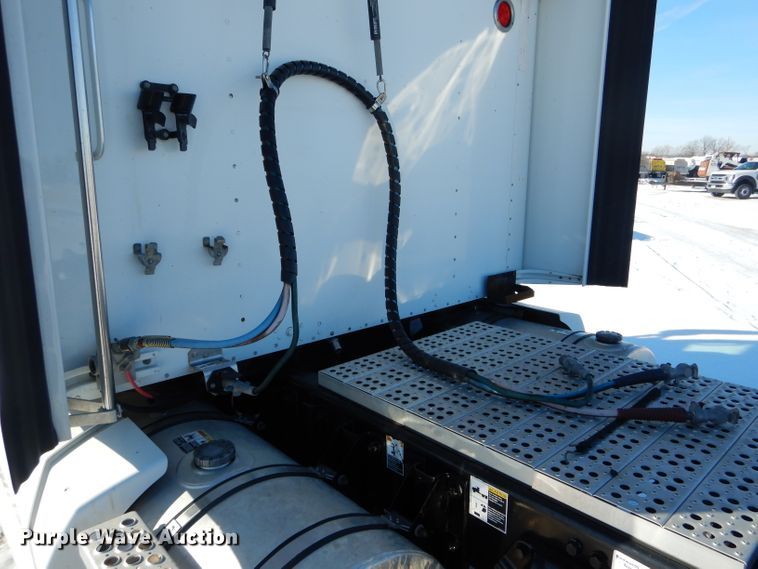 image for item DH6964 2015 Kenworth T660 semi truck