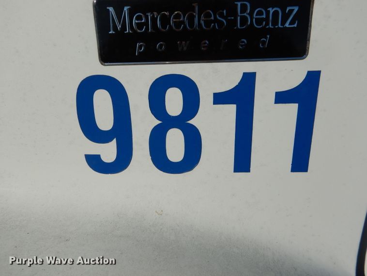 image for item DH6965 2003 Freightliner FL70 truck cab and chassis