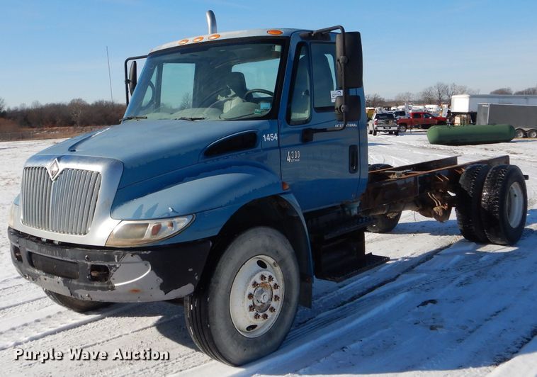 image for item DH6966 2002 International 4300 truck cab and chassis