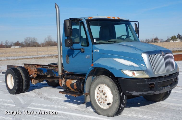 image for item DH6966 2002 International 4300 truck cab and chassis