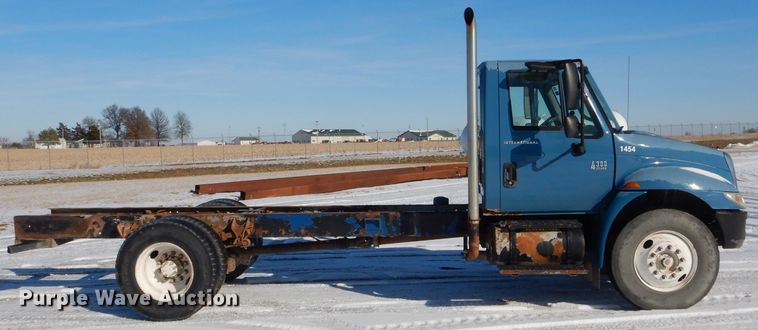 image for item DH6966 2002 International 4300 truck cab and chassis