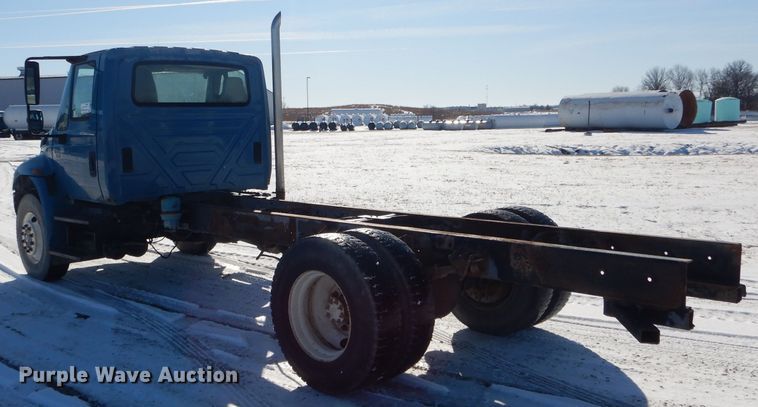 image for item DH6966 2002 International 4300 truck cab and chassis