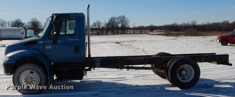 image for item DH6966 2002 International 4300 truck cab and chassis