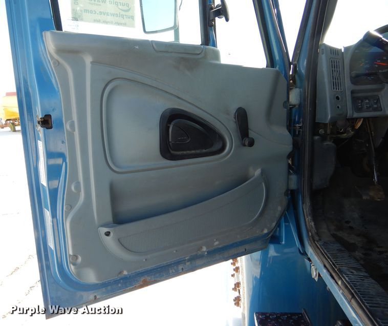 image for item DH6966 2002 International 4300 truck cab and chassis