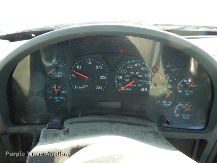 image for item DH6966 2002 International 4300 truck cab and chassis