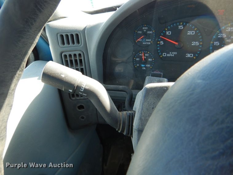 image for item DH6966 2002 International 4300 truck cab and chassis