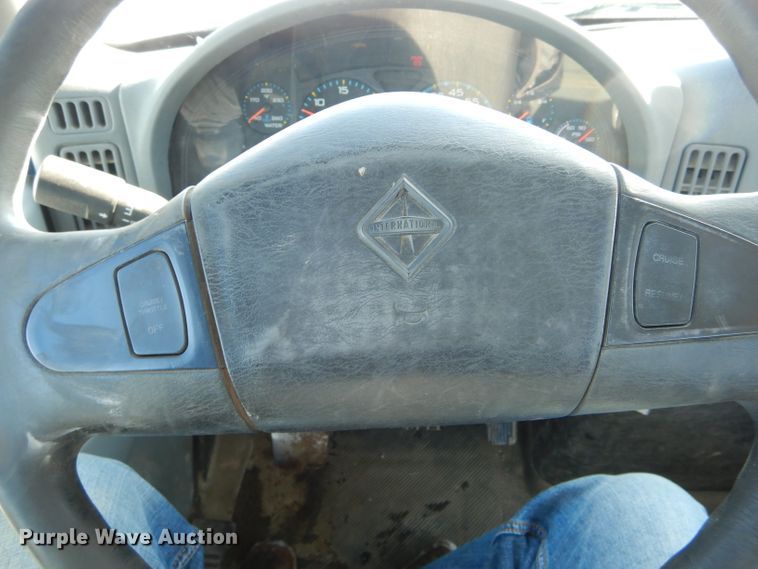 image for item DH6966 2002 International 4300 truck cab and chassis