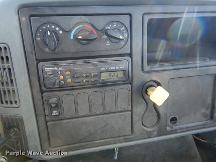 image for item DH6966 2002 International 4300 truck cab and chassis