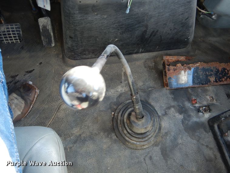 image for item DH6966 2002 International 4300 truck cab and chassis