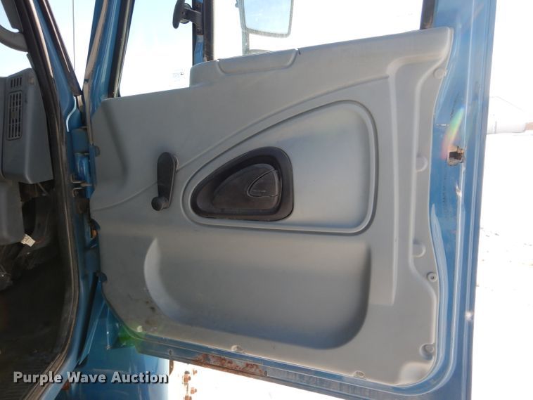 image for item DH6966 2002 International 4300 truck cab and chassis