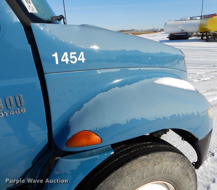 image for item DH6966 2002 International 4300 truck cab and chassis