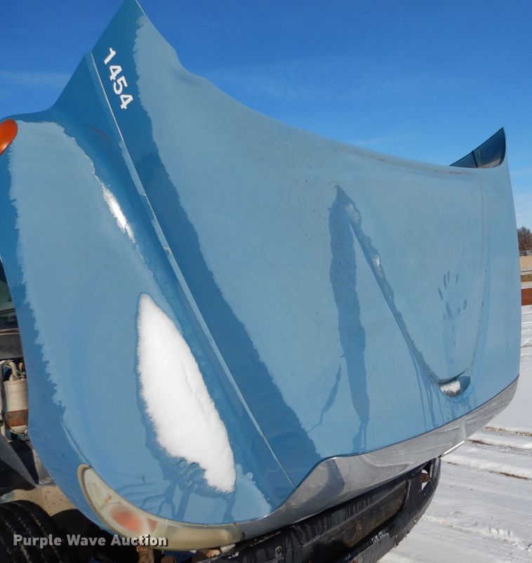 image for item DH6966 2002 International 4300 truck cab and chassis