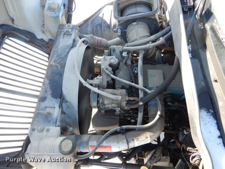 image for item DH6966 2002 International 4300 truck cab and chassis