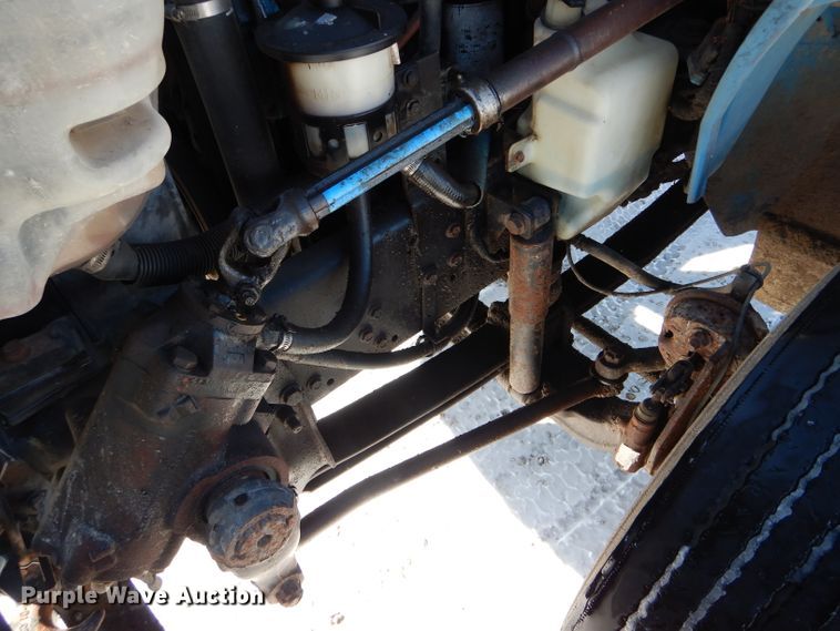 image for item DH6966 2002 International 4300 truck cab and chassis