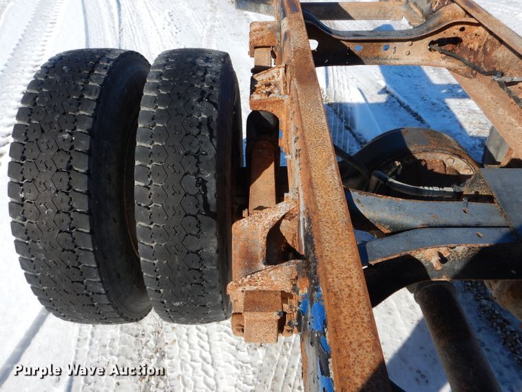 image for item DH6966 2002 International 4300 truck cab and chassis