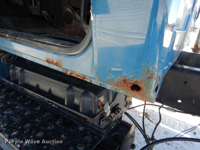 image for item DH6966 2002 International 4300 truck cab and chassis