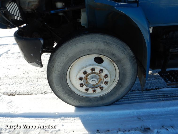 image for item DH6966 2002 International 4300 truck cab and chassis