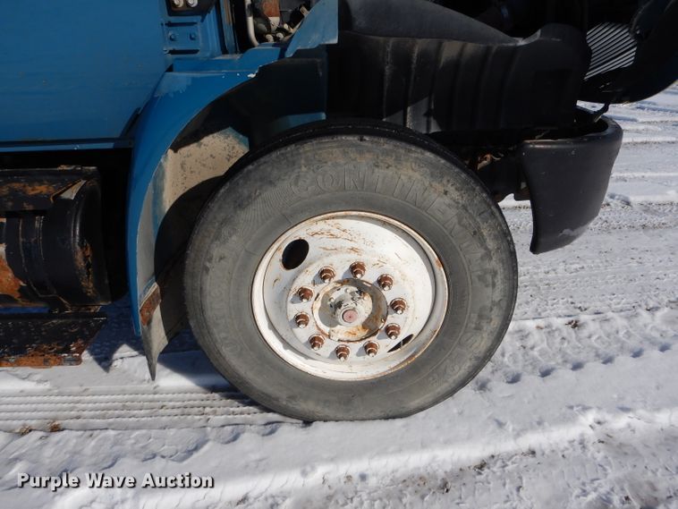 image for item DH6966 2002 International 4300 truck cab and chassis