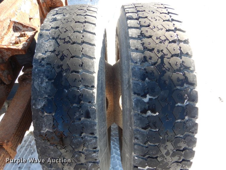 image for item DH6966 2002 International 4300 truck cab and chassis