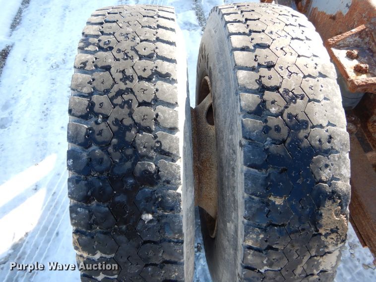 image for item DH6966 2002 International 4300 truck cab and chassis