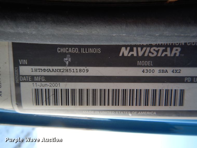 image for item DH6966 2002 International 4300 truck cab and chassis