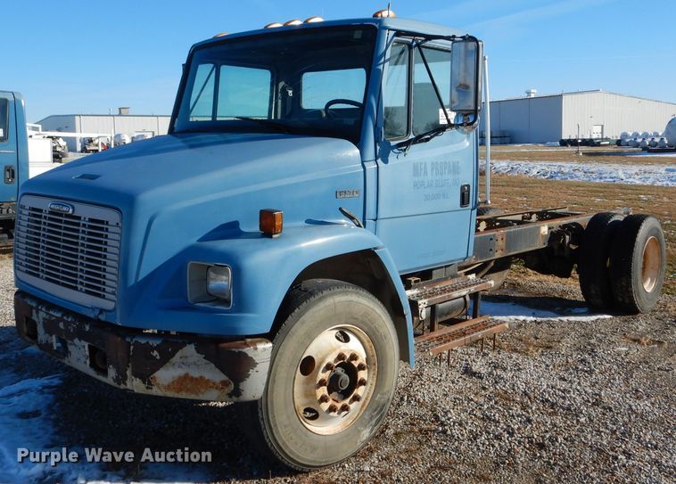 image for item DH6967 2001 Freightliner FL70 truck cab and chassis