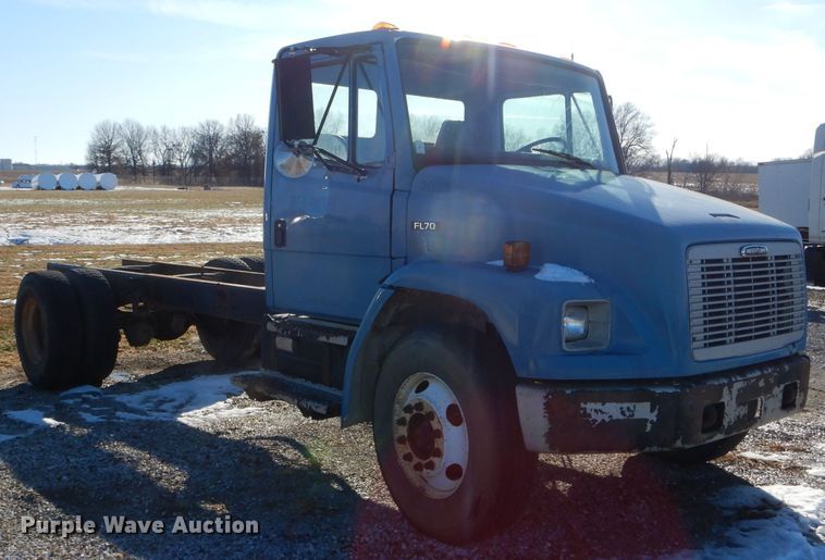 image for item DH6967 2001 Freightliner FL70 truck cab and chassis