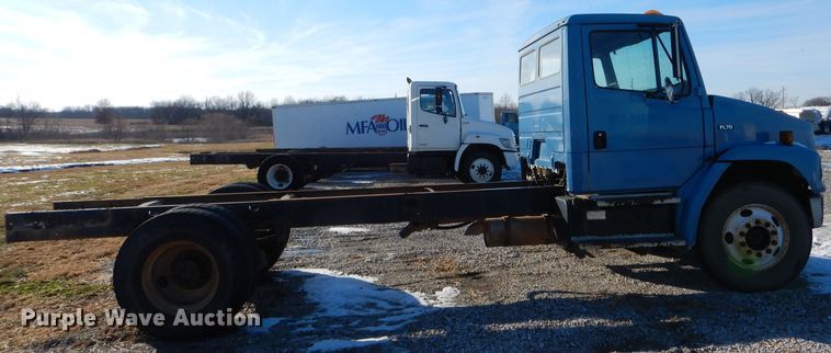 image for item DH6967 2001 Freightliner FL70 truck cab and chassis