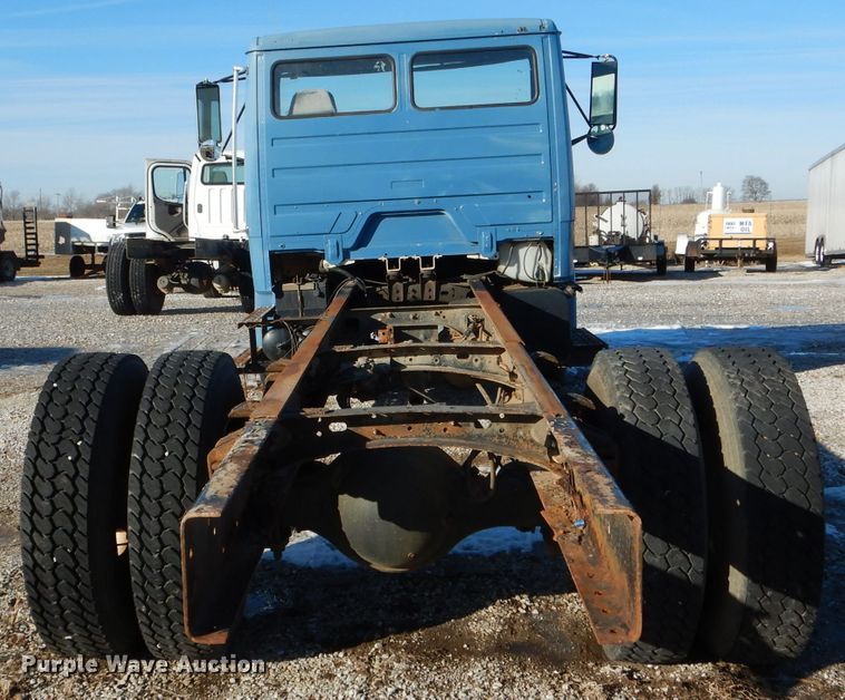 image for item DH6967 2001 Freightliner FL70 truck cab and chassis