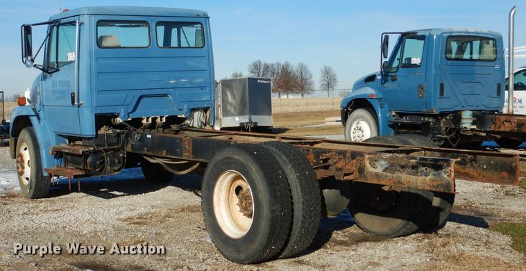 image for item DH6967 2001 Freightliner FL70 truck cab and chassis