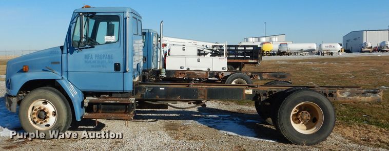 image for item DH6967 2001 Freightliner FL70 truck cab and chassis