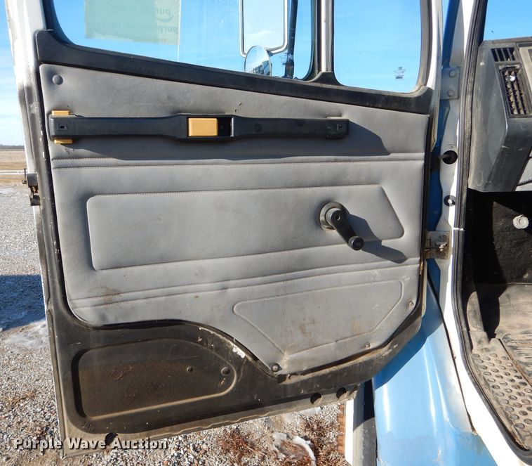 image for item DH6967 2001 Freightliner FL70 truck cab and chassis