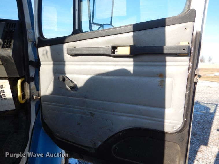 image for item DH6967 2001 Freightliner FL70 truck cab and chassis