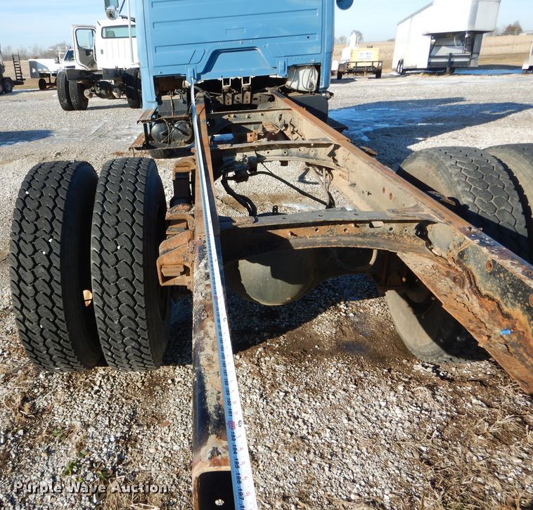 image for item DH6967 2001 Freightliner FL70 truck cab and chassis