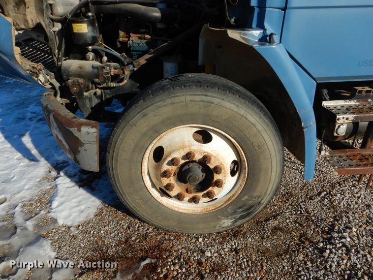 image for item DH6967 2001 Freightliner FL70 truck cab and chassis