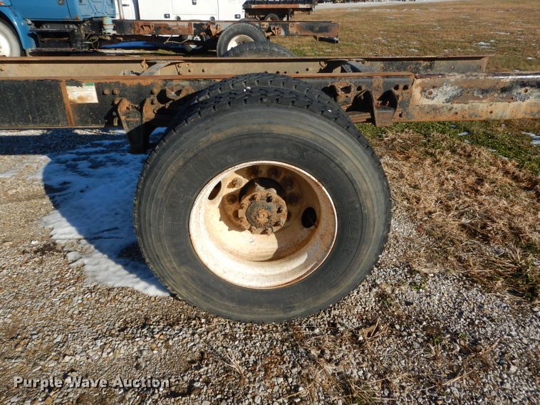 image for item DH6967 2001 Freightliner FL70 truck cab and chassis