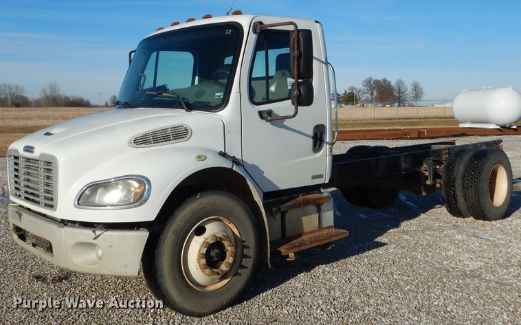 image for item DH6968 2007 Freightliner Business Class M2 truck cab and chassis