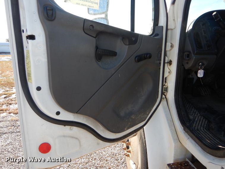 image for item DH6968 2007 Freightliner Business Class M2 truck cab and chassis