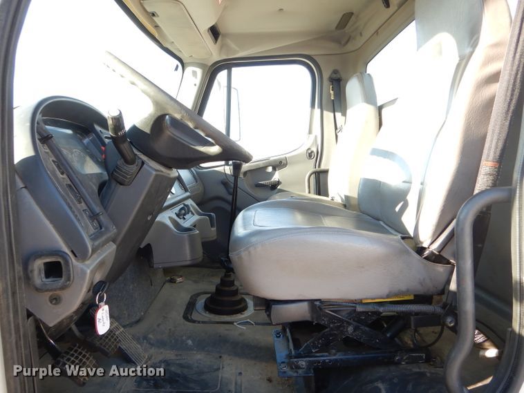 image for item DH6968 2007 Freightliner Business Class M2 truck cab and chassis