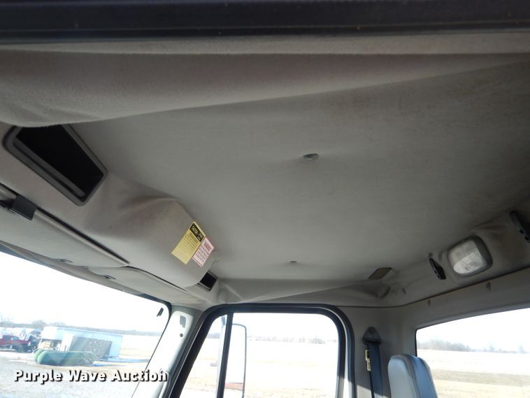 image for item DH6968 2007 Freightliner Business Class M2 truck cab and chassis