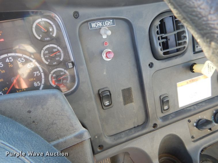 image for item DH6968 2007 Freightliner Business Class M2 truck cab and chassis