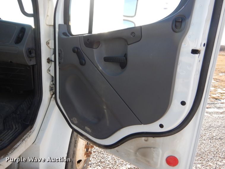 image for item DH6968 2007 Freightliner Business Class M2 truck cab and chassis