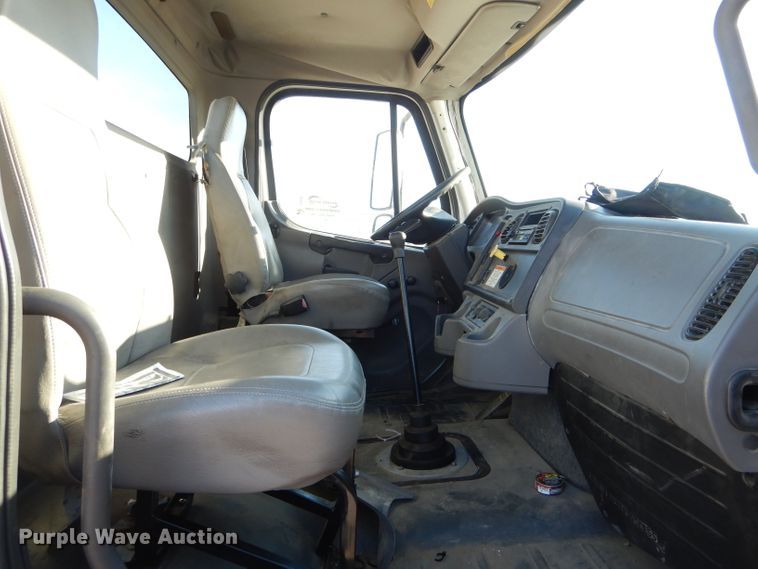 image for item DH6968 2007 Freightliner Business Class M2 truck cab and chassis