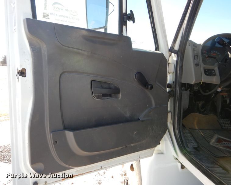 image for item DH6969 2008 International DuraStar 4400 truck cab and chassis
