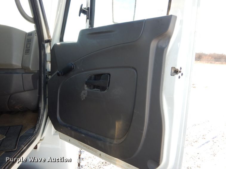 image for item DH6969 2008 International DuraStar 4400 truck cab and chassis