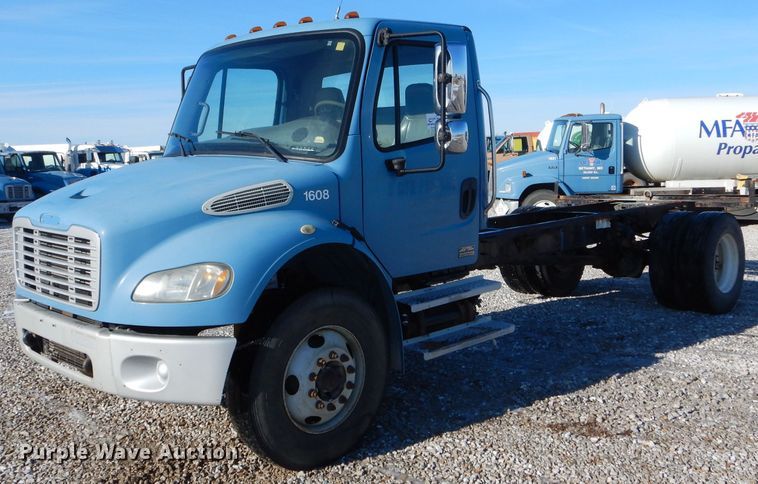 image for item DH6971 2004 Freightliner Business Class M2 truck cab and chassis