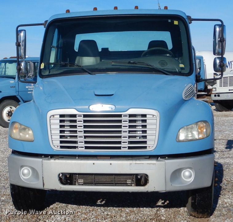 image for item DH6971 2004 Freightliner Business Class M2 truck cab and chassis