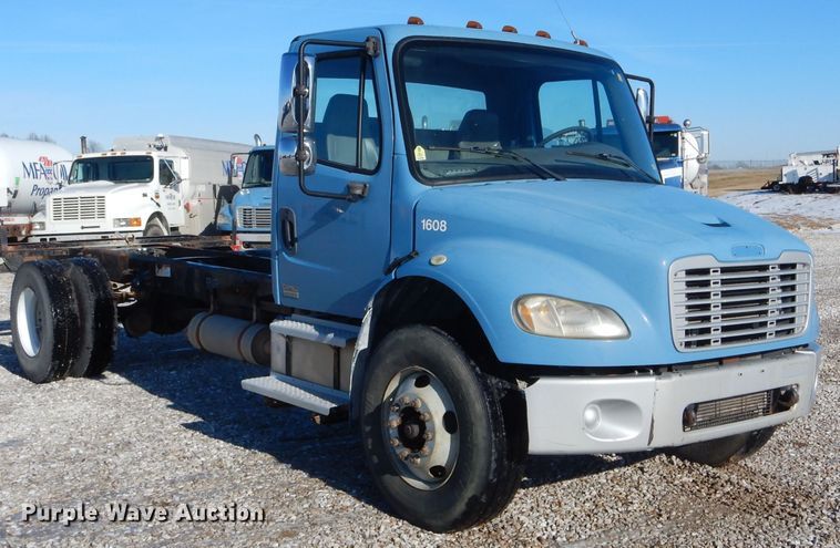 image for item DH6971 2004 Freightliner Business Class M2 truck cab and chassis